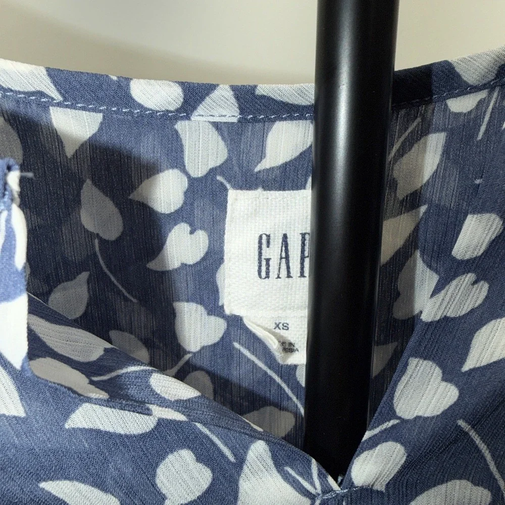 GAP print cascade ruffle top blue and‎ white size XS